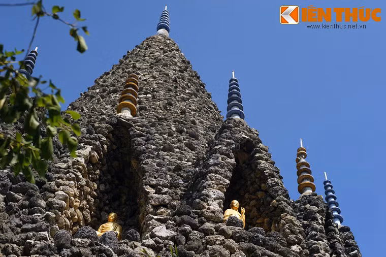 Tháp do các chư tăng trong chùa tự tay thiết kế, xây dựng từ năm 1995. Phần cốt của tòa tháp xây hoàn toàn bằng đá san hô. Do xây hoàn toàn theo phương pháp thủ công, phát mất 4 năm tháp Bảo Tích mới được xây xong.