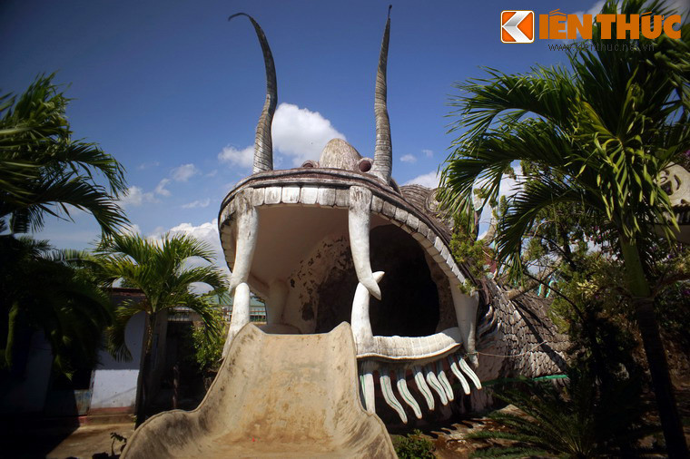 Cổng ra của "địa ngục" dẫn đến khu vườn thượng uyển có tòa tháp Bảo Tích. Cánh cổng này chính là đầu một con rồng, mà phần bên trong thân của nó là 18 tầng địa ngục.