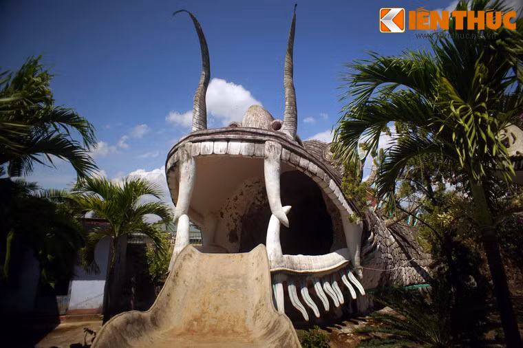 Cổng ra của "địa ngục" dẫn đến khu vườn thượng uyển có tòa tháp Bảo Tích. Cánh cổng này chính là đầu một con rồng, mà phần bên trong thân của nó là 18 tầng địa ngục.