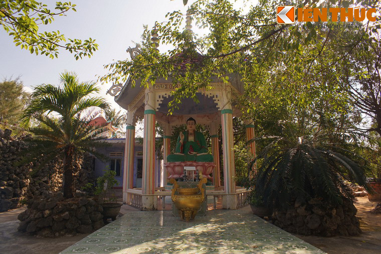 Điện Dược Sư nằm ở một góc khuôn viên chùa, được bao phủ bởi màu xanh của cây cối.