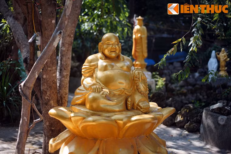 Bao quanh tháp Bảo tích là khu vườn thượng uyển rộng hàng trăm mét, bài trí các hình tượng Phật giáo giữa vô số loài cây cỏ xanh tươi, gợi lên một cảnh giới thanh tịnh của cõi Phật.