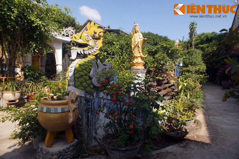 Trong khuôn viên chùa còn nhiều công trình ấn tượng khác như thuyền bát nhã nằm cạnh chính điện, được thiết kế như một khu vườn nhiều tầng.