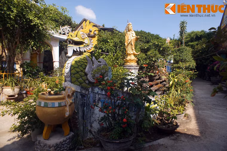 Trong khuôn viên chùa còn nhiều công trình ấn tượng khác như thuyền bát nhã nằm cạnh chính điện, được thiết kế như một khu vườn nhiều tầng.