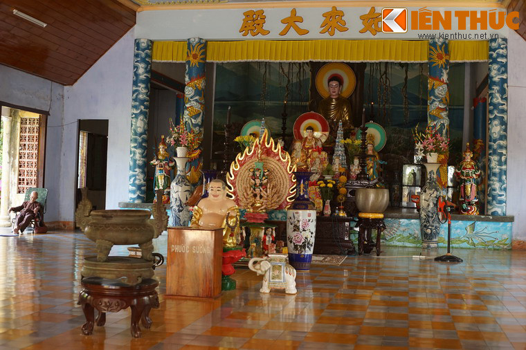 Không gian bên trong chính điện tràn ngập ánh sáng tự nhiên, được bài trí trang nghiêm với tượng Phật Thích Ca Mâu Ni ở giữa.