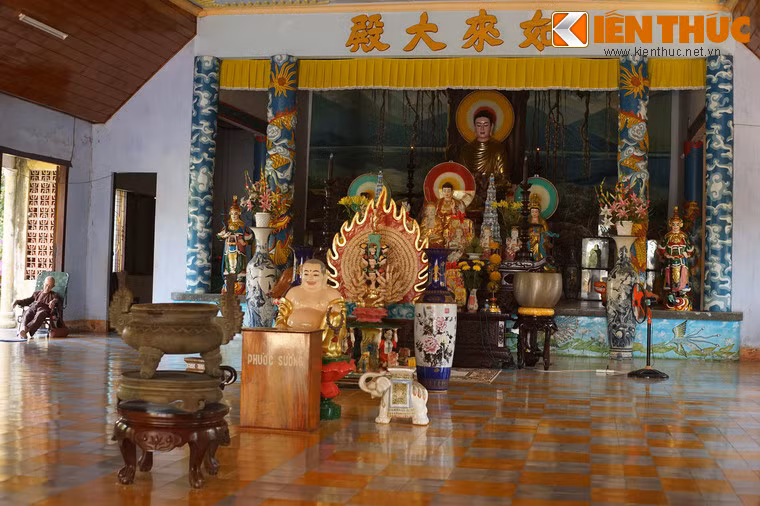 Không gian bên trong chính điện tràn ngập ánh sáng tự nhiên, được bài trí trang nghiêm với tượng Phật Thích Ca Mâu Ni ở giữa.