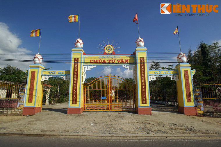 Tọa lạc trên đường 3/4 ở TP Cam Ranh, tỉnh Khánh Hòa, chùa Từ Vân còn goi được gọi là chùa Vỏ Ốc hay chùa San Hô, là một trong những ngôi chùa có kiến trúc độc đáo nổi tiếng Việt Nam.