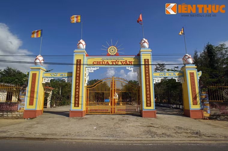 Tọa lạc trên đường 3/4 ở TP Cam Ranh, tỉnh Khánh Hòa, chùa Từ Vân còn goi được gọi là chùa Vỏ Ốc hay chùa San Hô, là một trong những ngôi chùa có kiến trúc độc đáo nổi tiếng Việt Nam.