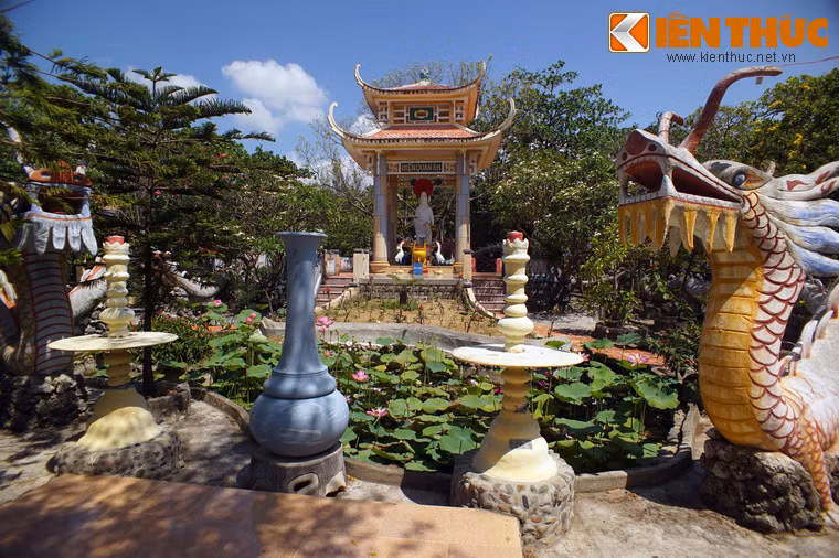 Bên trái là điện Quan âm, được bài trí trong khu vườn nhỏ với hồ sen phía trước, xung quanh được bao bọc bởi hai con rồng.