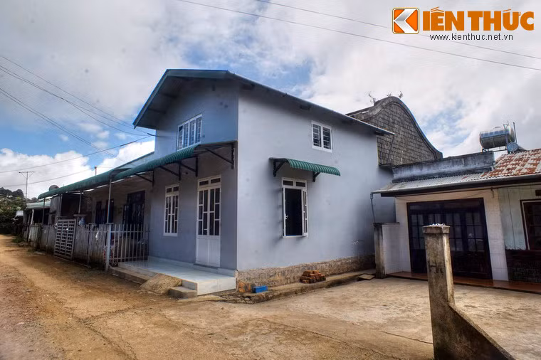 Khu vực sân ga và đường tàu cũ giờ đây đã mọc lên những dãy nhà gạch. Lối vào ga là một hẻm nhỏ xuyên qua nhà dân. Từ con đường chính, nếu không để ý thì rất khó để nhận ra nhà ga xưa.