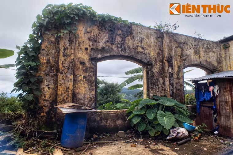 Nhà ga hoành tráng giữa núi rừng một thuở chỉ còn là một đống đổ nát.