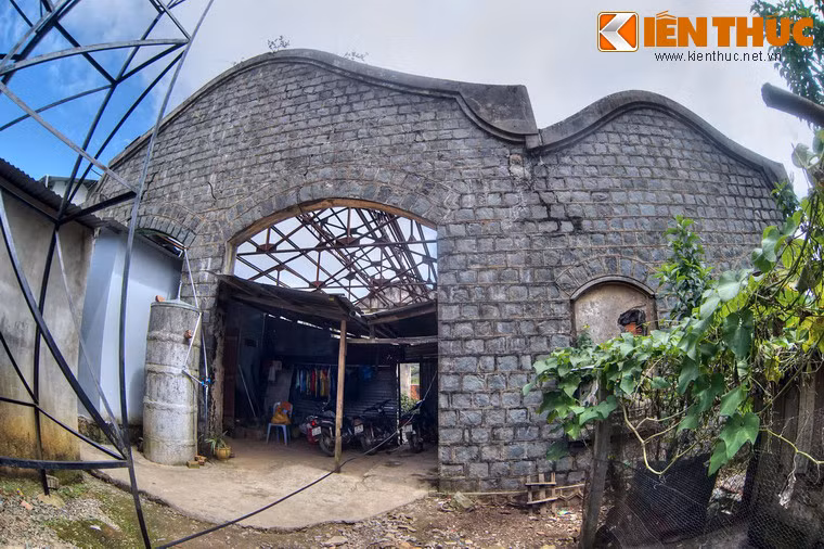 Nằm trên đỉnh đèo D'ran, thuộc địa phận xã Trạm Hành, TP Đà Lạt ngày nay, ga Trạm Hành từng là một nhà ga chính trên tuyến đường sắt Tháp Chàm - Đà Lạt xưa.