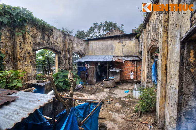 Nền nhà ga biến thành sân sinh hoạt, bề bộn và nhếch nhác.