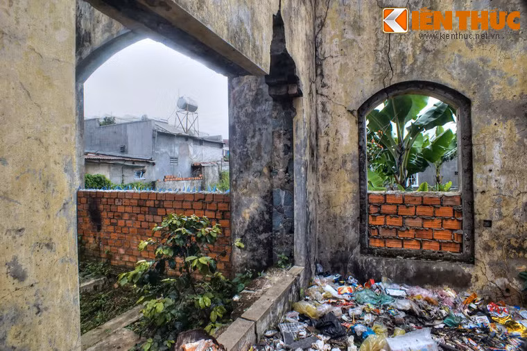 Một góc nhà ga biến thành bãi rác.