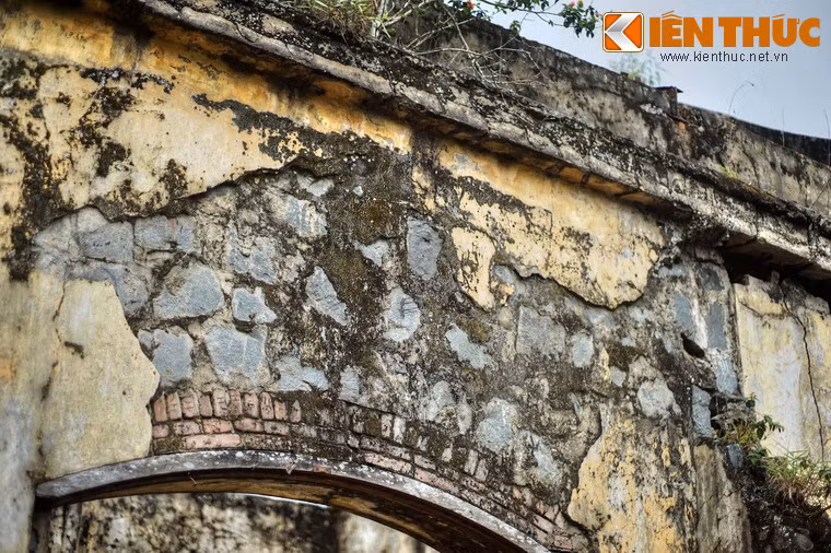 Những bức tường loang lổ, rạn nứt do sự tàn phá của thời gian và con người.