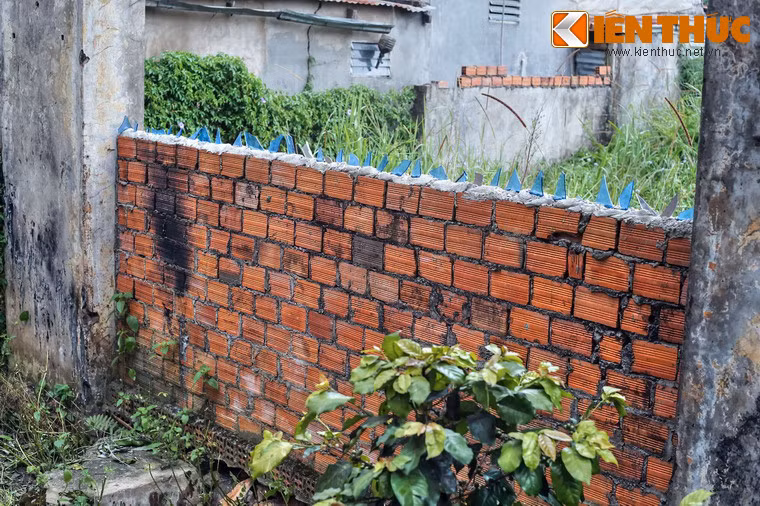 Các vòm cửa bị bịt lại để chiếm dụng diện tích trong ga làm "đất nhà".