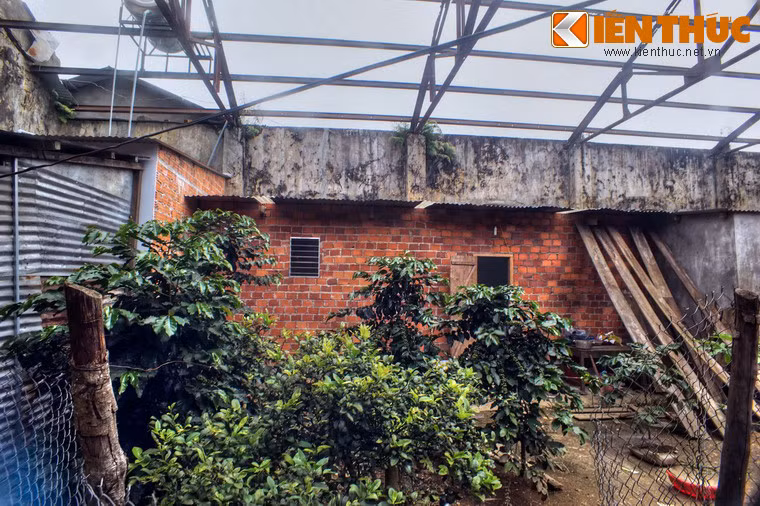 Nhiều hộ dân đã biến nhà ga cổ thành nơi sinh sống, tự ý xây dựng các công trình kiên cố đè lên kiến trúc cũ.