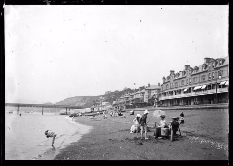 Trên bãi biển Sandown ở đảo Wight, hòn đảo nằm ở vùng biển phía Nam nước Anh. Ảnh: Chusseau-Flaviens.