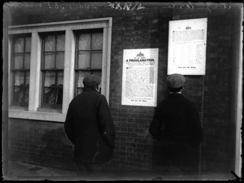 Người qua đường đọc các bản yết thị dán trên tường ở London. Ảnh: Chusseau-Flaviens.