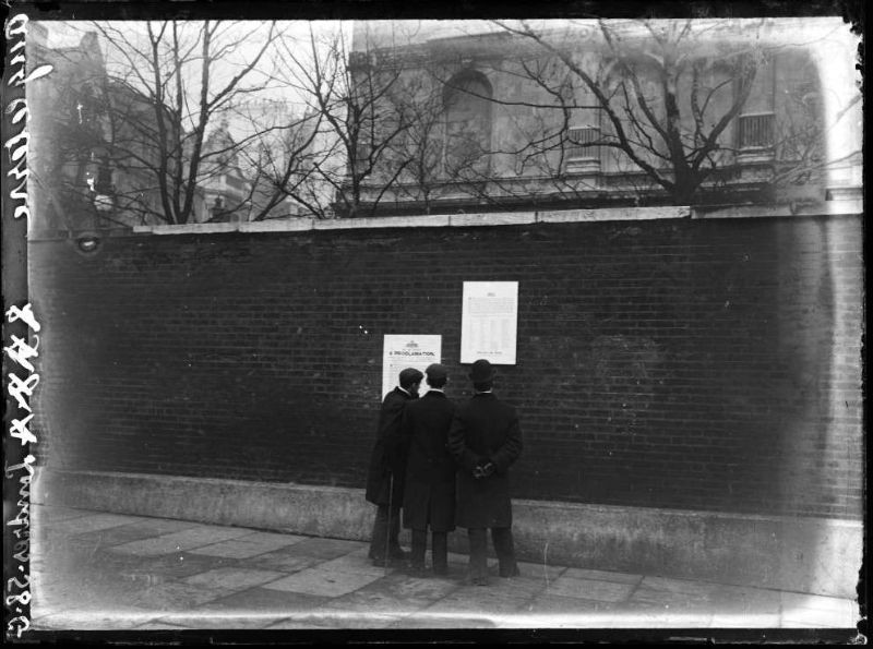 Các bản yết thị dán ở nơi công cộng là hình ảnh quen thuộc ở London xưa. Ảnh: Chusseau-Flaviens.