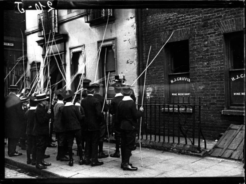 Các học sinh tham gia lễ Đánh đòn (Beating the Bounds), một nghi lễ truyền thống của Anh. Trong nghi lễ này các bé trai đi xung quanh các con đường sẽ dừng lại để chịu bị đánh đòn một cách tượng trưng bởi những người qua đường. Ảnh: Chusseau-Flaviens.