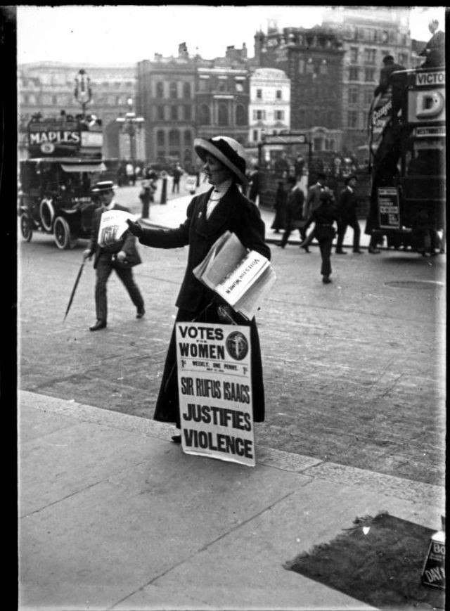 Một người phụ nữ trưng biểu ngữ đòi quyền bầu cử cho phụ nữ ở London. Ảnh: Chusseau-Flaviens.