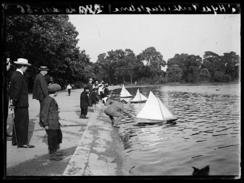Cuộc thi thả thuyền buồm mô hình trong công viên Hyde Park đầu thế kỷ 20. Ảnh: Chusseau-Flaviens.