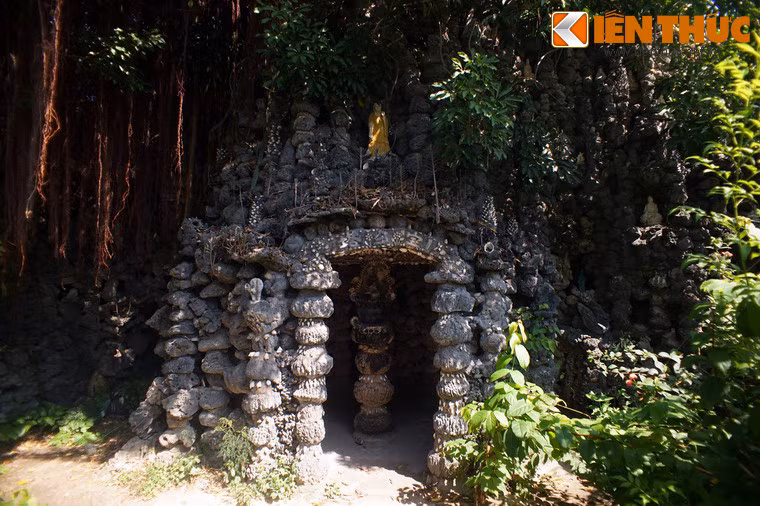 Bên cạnh tháp Bảo Tích, chùa Từ Vân còn được biết đến với "18 tầng địa ngục". Đây là một hệ thống đường hầm dài 550 mét, được ngăn ra thành 18 phần, tương ứng 18 tầng địa ngục theo quan niệm Phật giáo. Toàn bộ vách hầm được ốp đá san hô và các loại vỏ sò ốc.