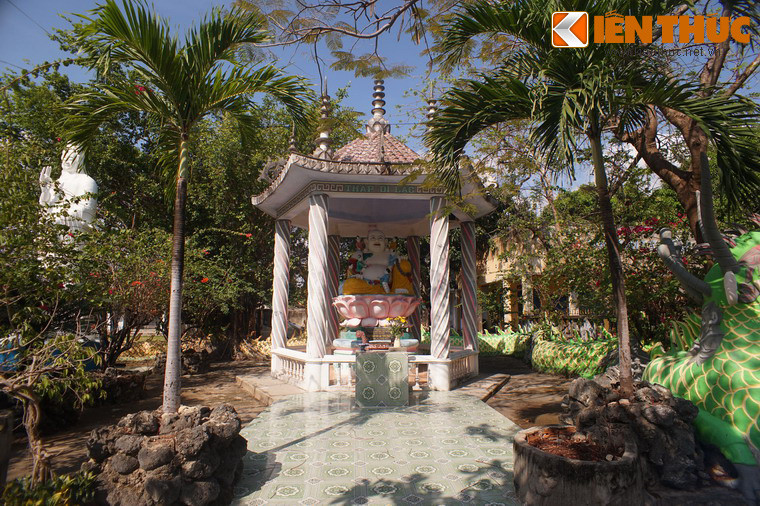 Các bồn cây trong sân chùa Từ Vân đa phần được ghép từ đá san hô, đem lại một phong vị biển cả quyến rũ cho không gian kiến trúc của ngôi chùa này.