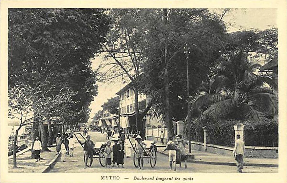 Những người kéo xe ở khu vực bến tàu. Ảnh tư liệu.