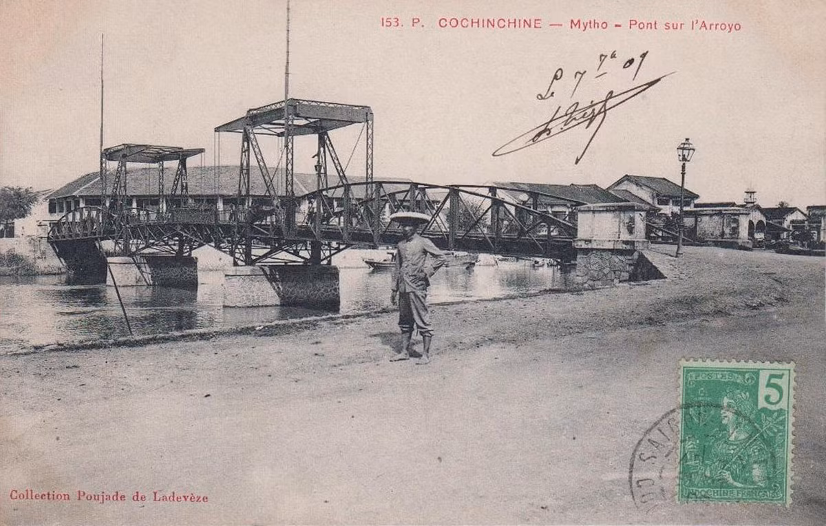 Cầu Quay qua sông Bảo Định, được xây dựng khoảng năm 1890. Ảnh tư liệu.