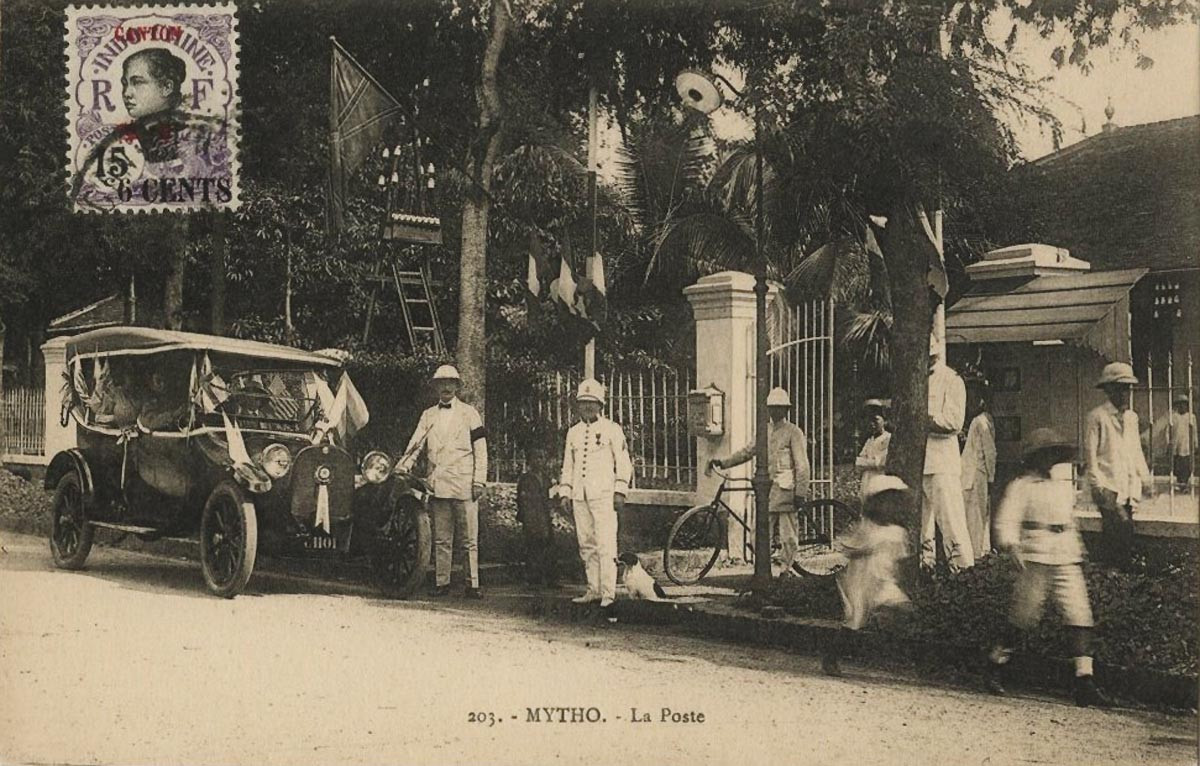 Bên ngoài bưu điện Mỹ Tho. Ảnh tư liệu.