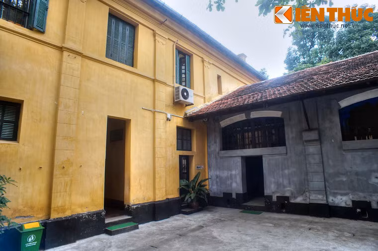 Các đồng chí hội ý nhanh và cử hai đồng chí chui xuống lòng cống thăm dò. Độ 30 phút sau hai đồng chí lên cho biết là ở dưới ấy tối lắm nhưng cũng tìm thấy được lối ra. Kế hoạch vượt ngục được sắp xếp, bàn bạc kỹ lưỡng.