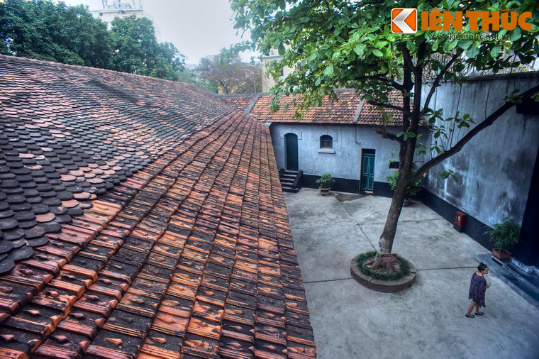 Theo lời kể của người thư ký từng phục vụ đồng chí Đỗ Mười, cái tên Đỗ Mười cũng xuất phát từ câu chuyện vượt ngục: “Bác vượt ngục đúng ngày 30. Ba mươi có chữ mươi tức là Mười. Bác thêm từ Đỗ thành Đỗ Mười để làm bí danh hoạt động".