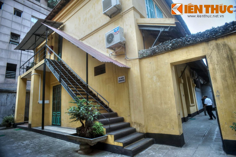 Đúng 19h30 ngày 12/3/1945, cuộc vượt ngục tập thể của tù chính trị nhà tù Hoả Lò bắt đầu. Nhóm đi đầu tiên gồm 4 đồng chí Trần Tử Bình, Trần Quang Hoà, Nguyễn Tuân, Phan Lang. Đồng chí Đỗ Mười được phân công đi nhóm thứ hai cùng với đồng chí Trần Văn Cử, Nguyễn Cao Đàm.