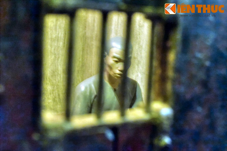 Anh em tù nhân đập vào tường gọi nhau: "Nhật, Pháp bắn nhau rồi! Nhật, Pháp bắn nhau rồi!". Ở các buồng giam đã diễn ra những cuộc trao đổi ý kiến giữa các đảng viên cộng sản với anh em kiên trung để nhận định tình hình.