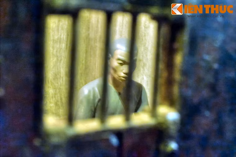 Anh em tù nhân đập vào tường gọi nhau: "Nhật, Pháp bắn nhau rồi! Nhật, Pháp bắn nhau rồi!". Ở các buồng giam đã diễn ra những cuộc trao đổi ý kiến giữa các đảng viên cộng sản với anh em kiên trung để nhận định tình hình.