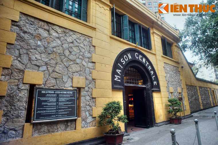 Hoạt động cách mạng từ khi còn rất trẻ, đồng chí Đỗ Mười bị thực dân Pháp bắt giam tại trại giam Hà Đông vào tháng 10/1942, khi mới 25 tuổi. Đầu năm 1943, thực dân Pháp chuyển đồng chí về giam tại nhà tù Hỏa Lò.