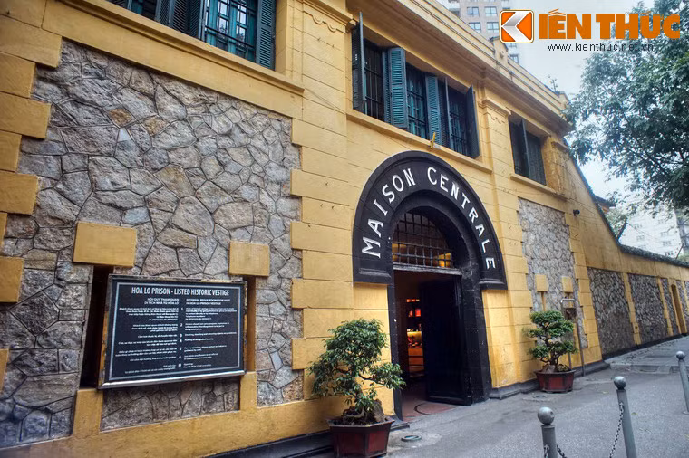 Hoạt động cách mạng từ khi còn rất trẻ, đồng chí Đỗ Mười bị thực dân Pháp bắt giam tại trại giam Hà Đông vào tháng 10/1942, khi mới 25 tuổi. Đầu năm 1943, thực dân Pháp chuyển đồng chí về giam tại nhà tù Hỏa Lò.