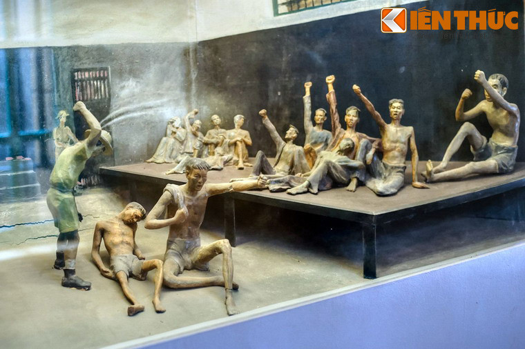 Trưa ngày 11/3/1945, lợi dụng tình hình nhà tù đang nhốn nháo, đồng chí Đỗ Mười và một số đồng chí khác đã kịp thời trà trộn vào nhóm tù thường, tìm quần áo của tù nhân gửi trong kho mặc vào, lấy vải che đầu nhanh chóng di chuyển sang trại J (trại giam trẻ em) và vô tình phát hiện ra một nắp cống.