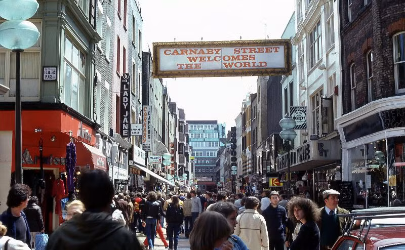 Khung cảnh nhộn nhịp tại phố mua sắm Carnaby, 1980. Ảnh: Glen Fairweather.