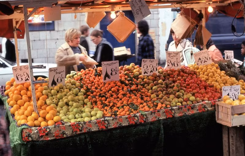 Sạp bán hoa quả trên phố Portobello, 1980. Ảnh: Glen Fairweather.