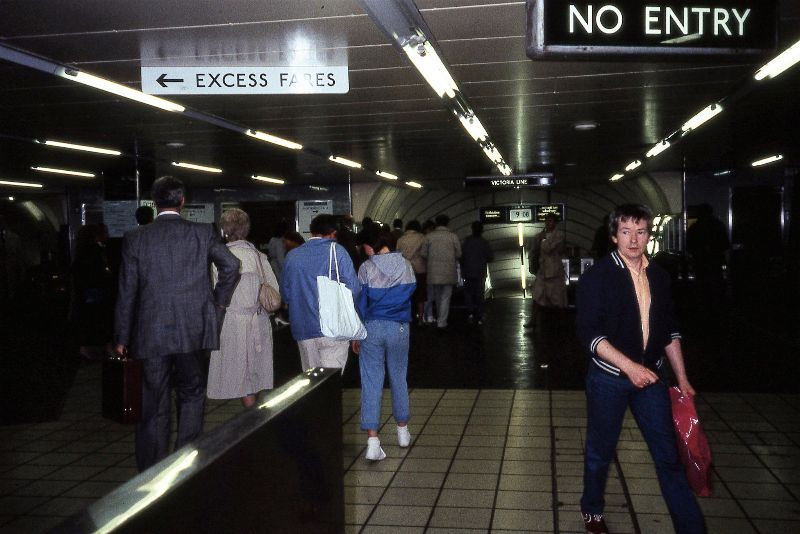 Bên dưới một ga tàu điện ngầm ở London, 1985. Ảnh: Glen Fairweather.