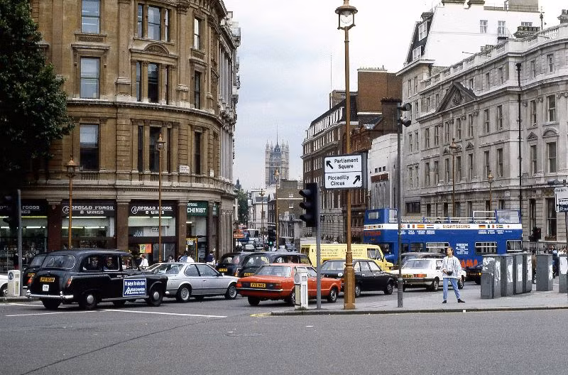 Từ Quảng trưởng Trafalgar nhìn về phố Whitehall, 1985. Ảnh: Glen Fairweather.