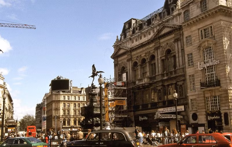 Khung cảnh ở vòng xoay Piccadilly Circus, 1989. Ảnh: Glen Fairweather.