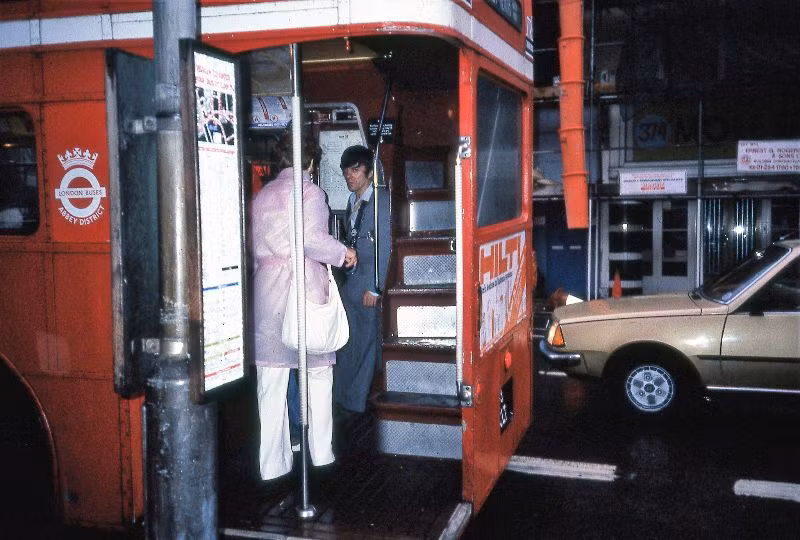 Lối lên một chiếc xe buýt hai tầng màu đỏ đặc trưng của London, 1985. Ảnh: Glen Fairweather.