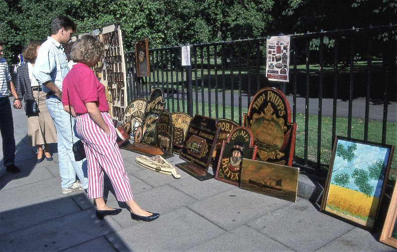 Quầy hàng tranh vỉa hè bên lối vào ga Green Park, gần vòng xoay Piccadilly Circus, 1989. Ảnh: Glen Fairweather.