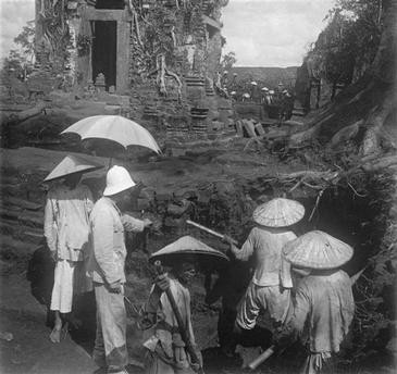 Nhà khảo cổ Charles Carpeaux giám sát hoạt động khai quật của công nhân người Việt tại hiện trường khảo cổ. Theo các sử liệu, Phật viện Đồng Dương được xây dựng vào thế kỷ 9, thời kỳ Phật giáo ảnh hưởng mạnh đến Chăm Pa.