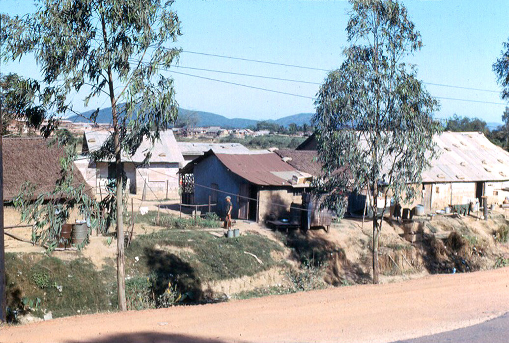 Khu dân cư ven Quốc lộ 1. Ảnh: John Hack.