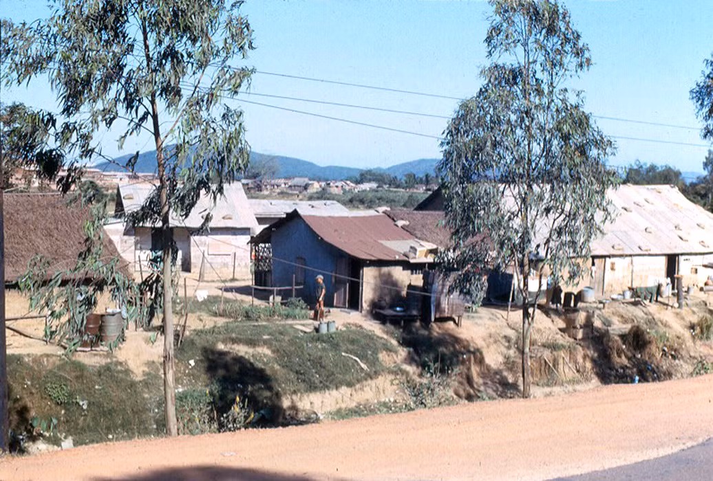 Khu dân cư ven Quốc lộ 1. Ảnh: John Hack.