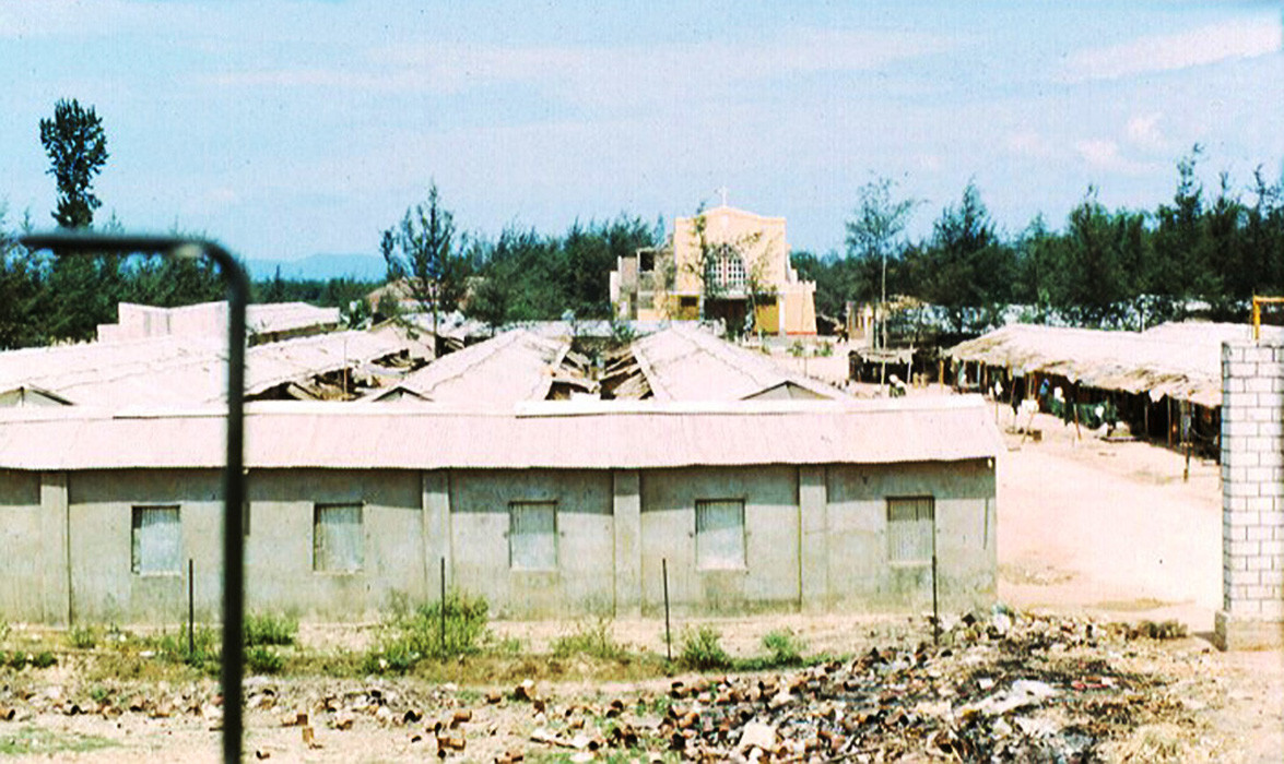 Một xóm đạo bên Quốc lộ 1. Ảnh: John Hack.